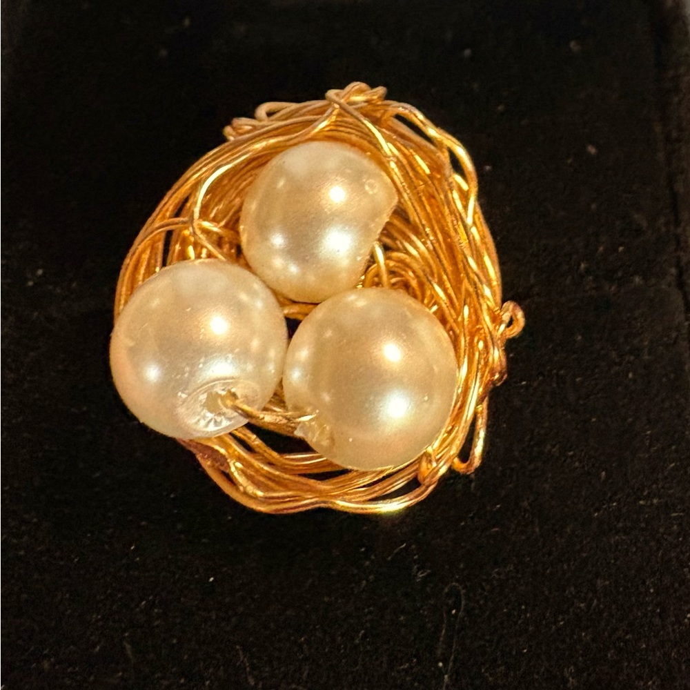 Elegant Gold and Pearl Women's Ring